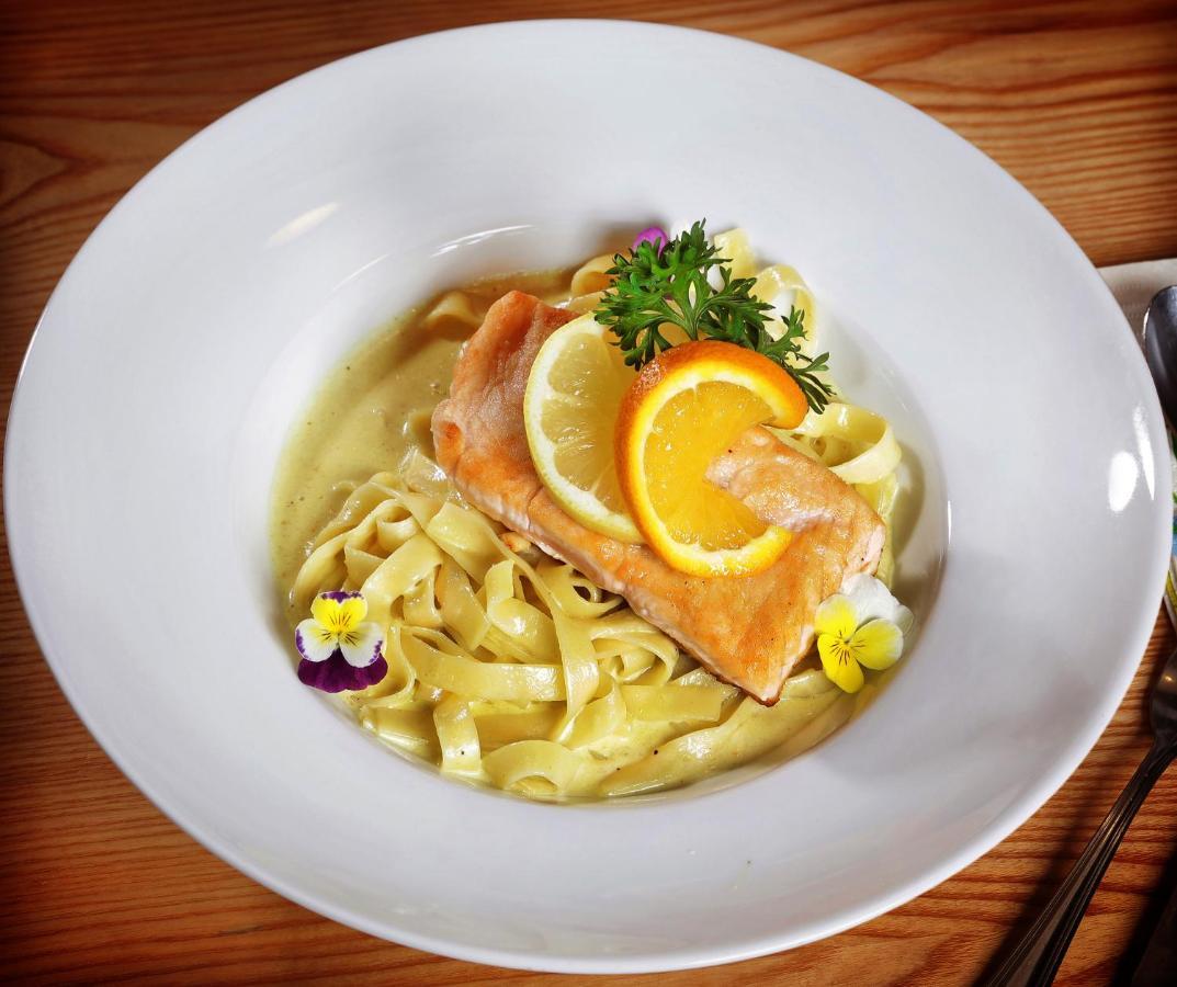 Restaurant-Cafe-Pension Himmel ลันด์สฮูท ภายนอก รูปภาพ